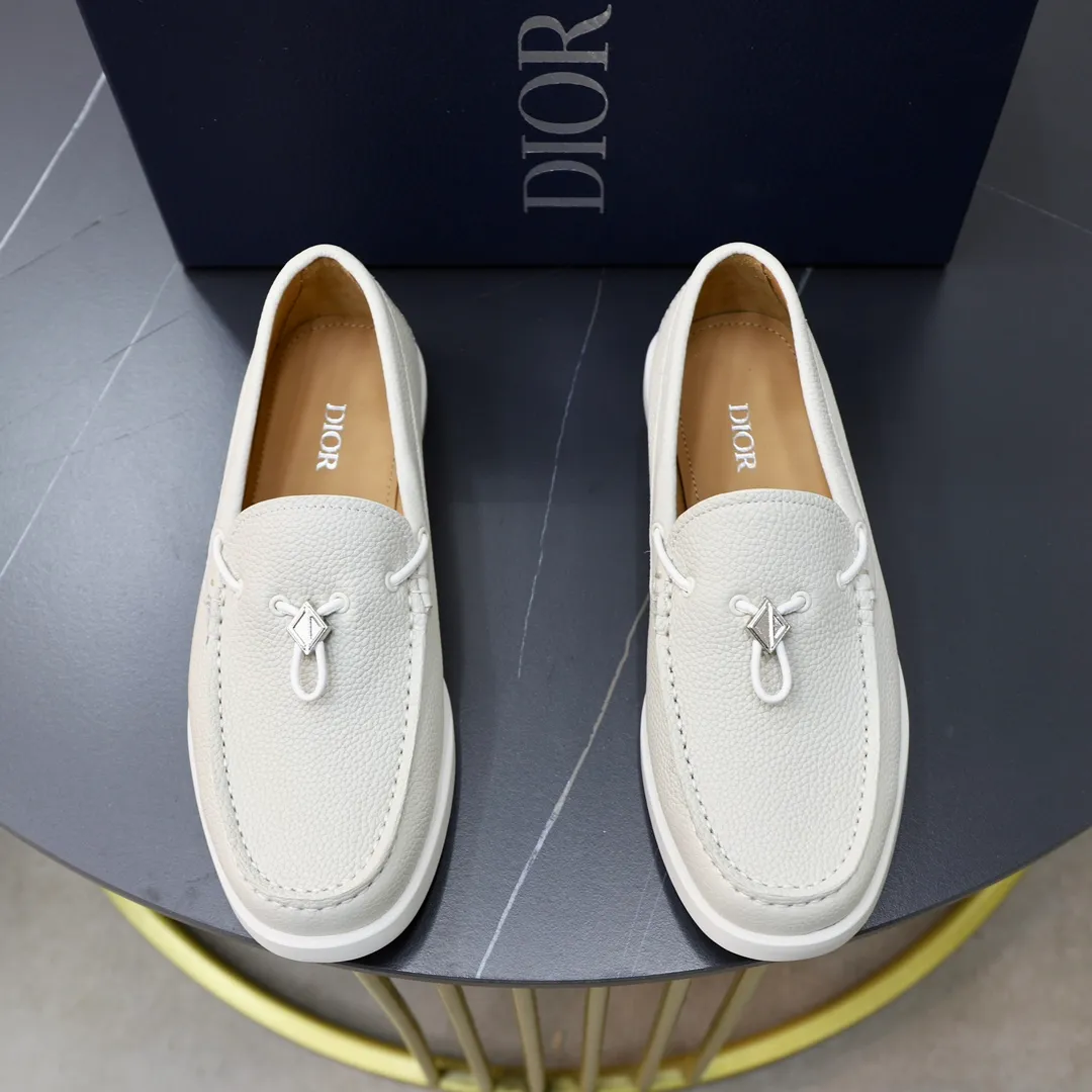 Ex-factory price: 540🙅‍♂️🙅‍♂️🙅‍♂️ Brand: Dior DIOR Standard code: Men's code 38/44 (45 can be customized) Grade: Same as the official website Material: Original cowhide stitching, cowhide lining, original TPU wear-resistant soft outsole Style categories: Leisure and sports version, footwear for driving, young fashion, European and American trends, British style Color: actual picture color